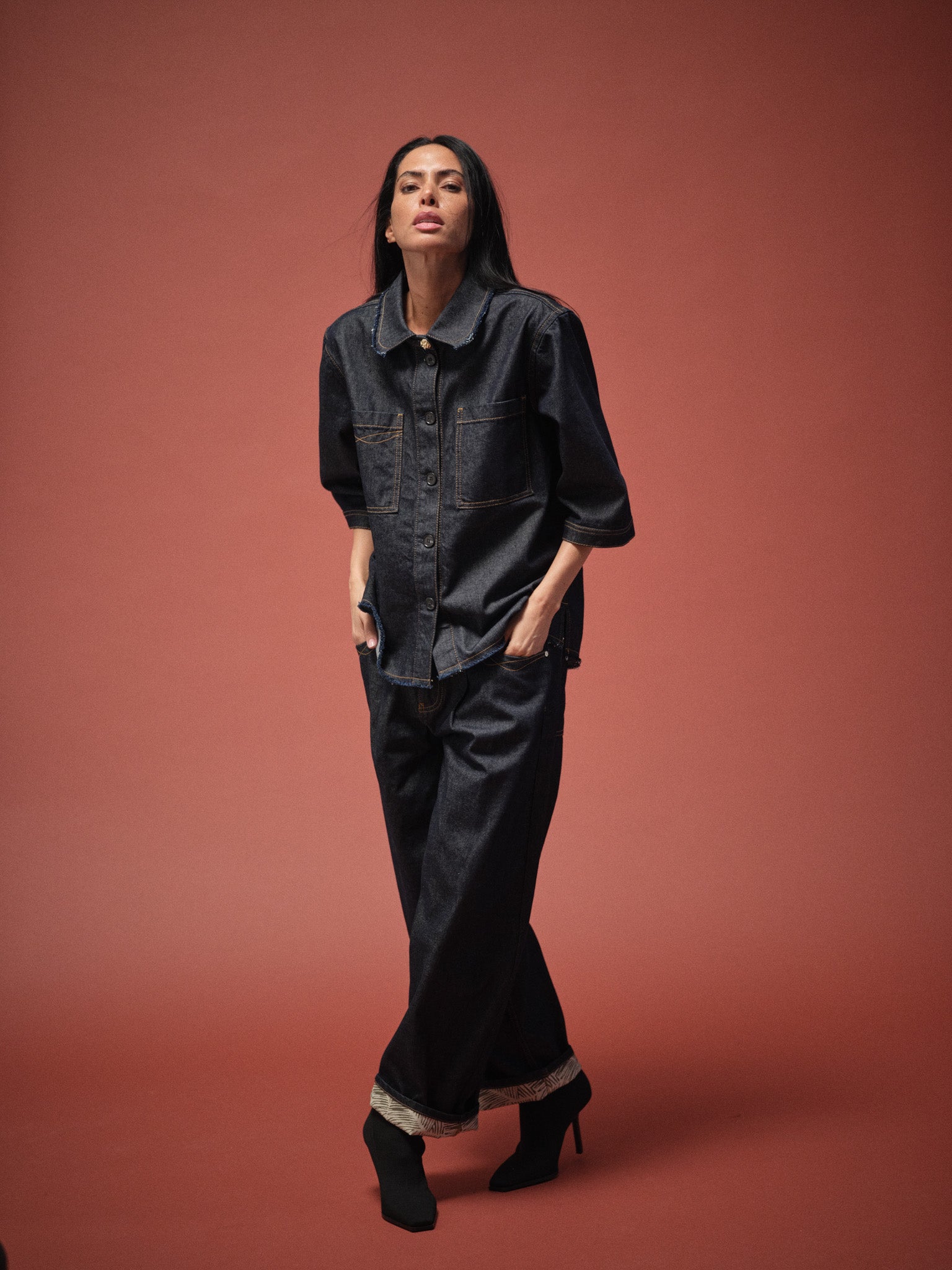 Modelshot / Dark Blue Denim / Detail